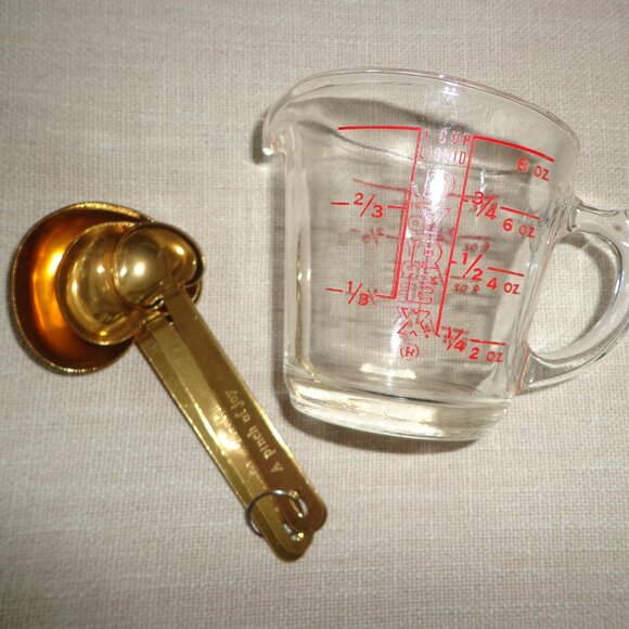 NEW Gold Heart Shaped Measuring Spoons/ Vtg. Glass PYREXRed Print Measuring Cup - Picture 1 of 16